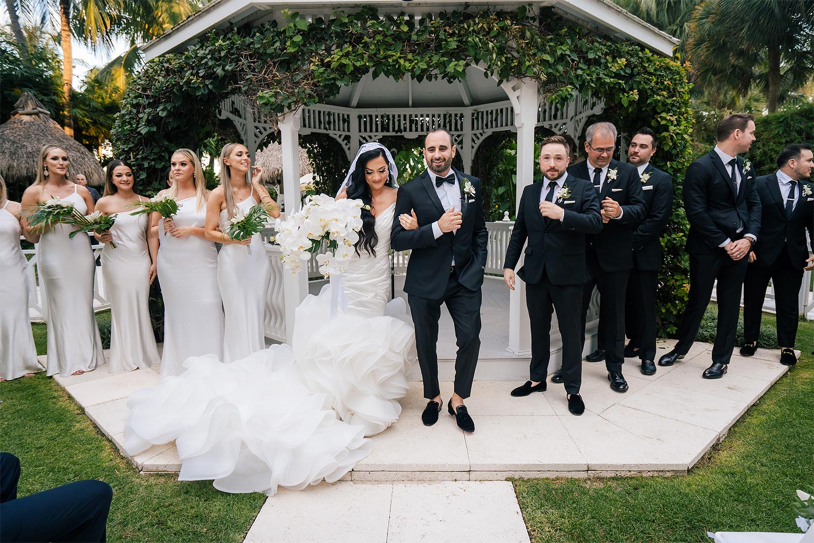 Chelsea and Fernando with the wedding party